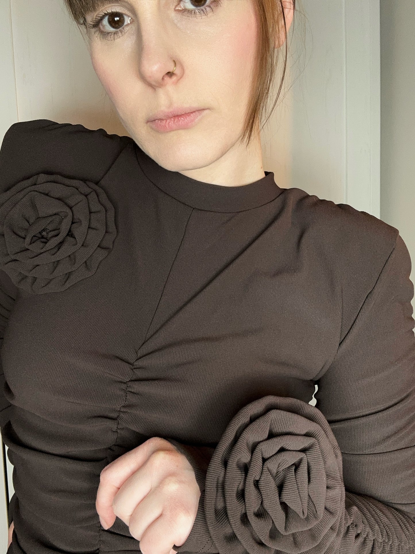 Bluzka Rose z odpinanymi różami i marszczeniami