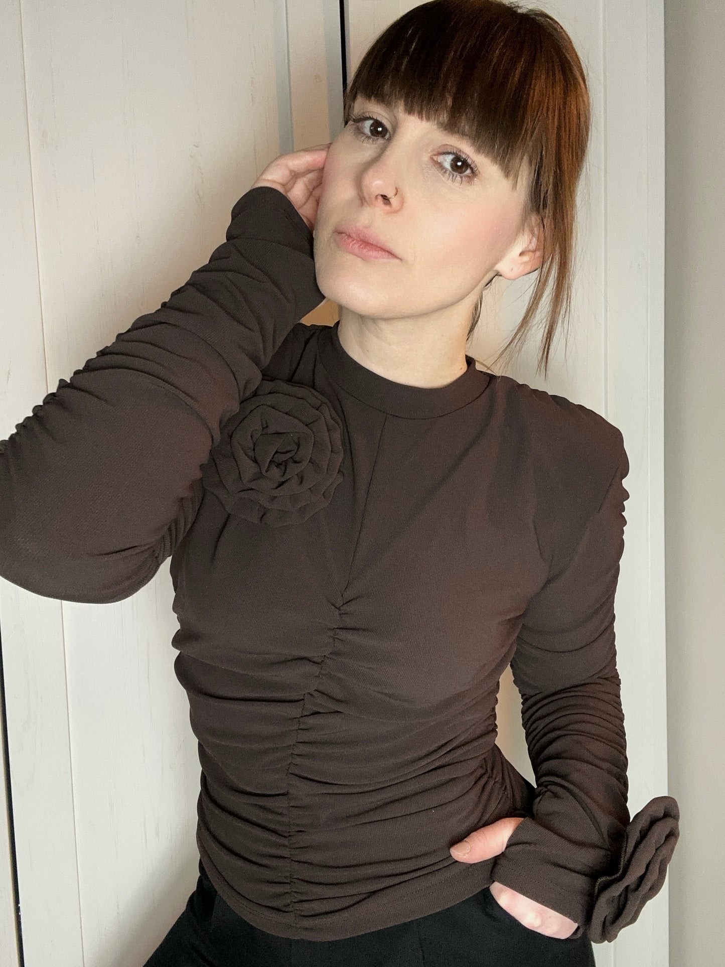 Bluzka Rose z odpinanymi różami i marszczeniami