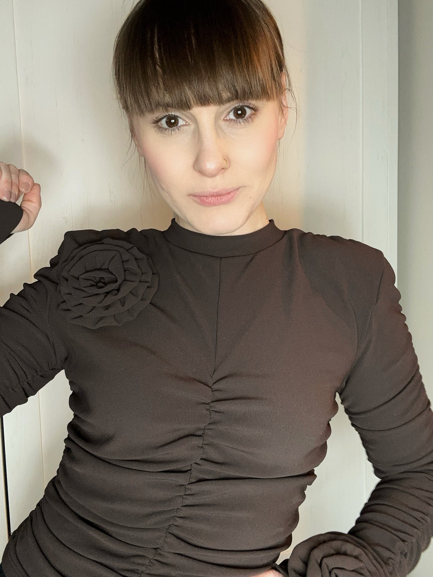 Bluzka Rose z odpinanymi różami i marszczeniami